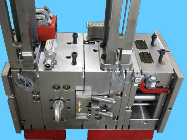 Double Spindle Injection Molds for High-Precision Parts